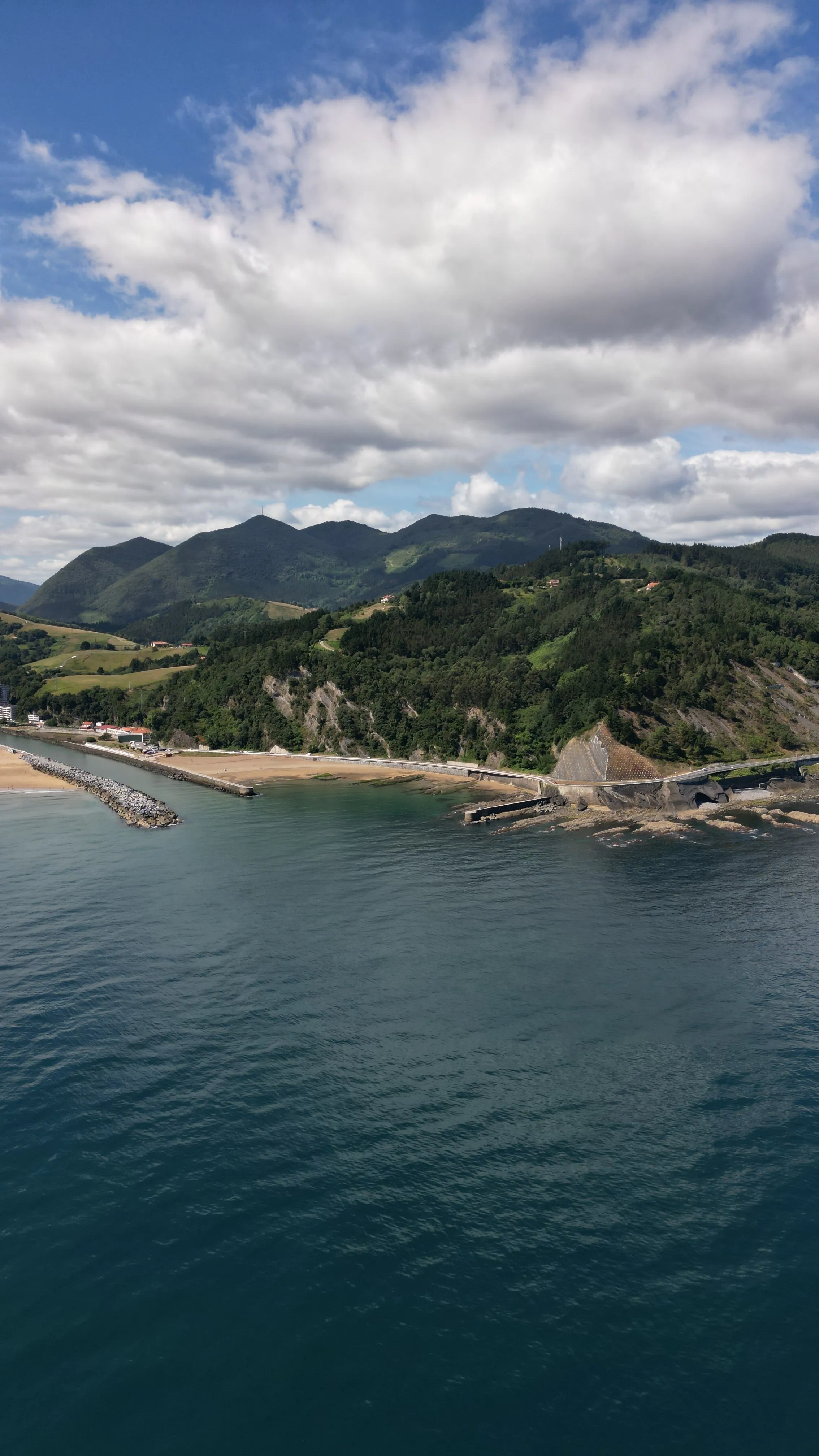 Vista elevada de la ría de Urdaibai, con la playa, el monte y el agua